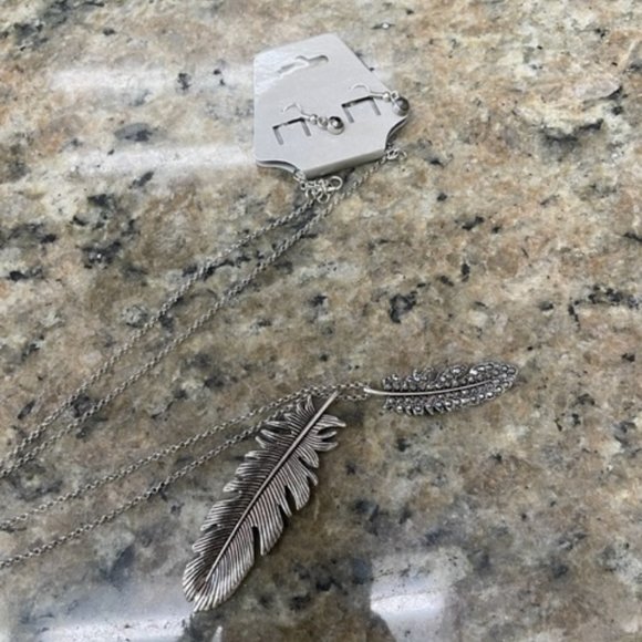 Long Feather Necklace - Picture 1 of 4